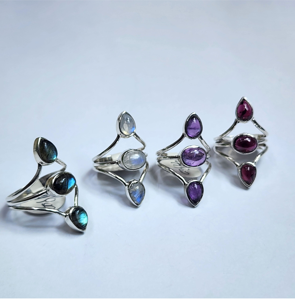 Anillo trío de piedras
