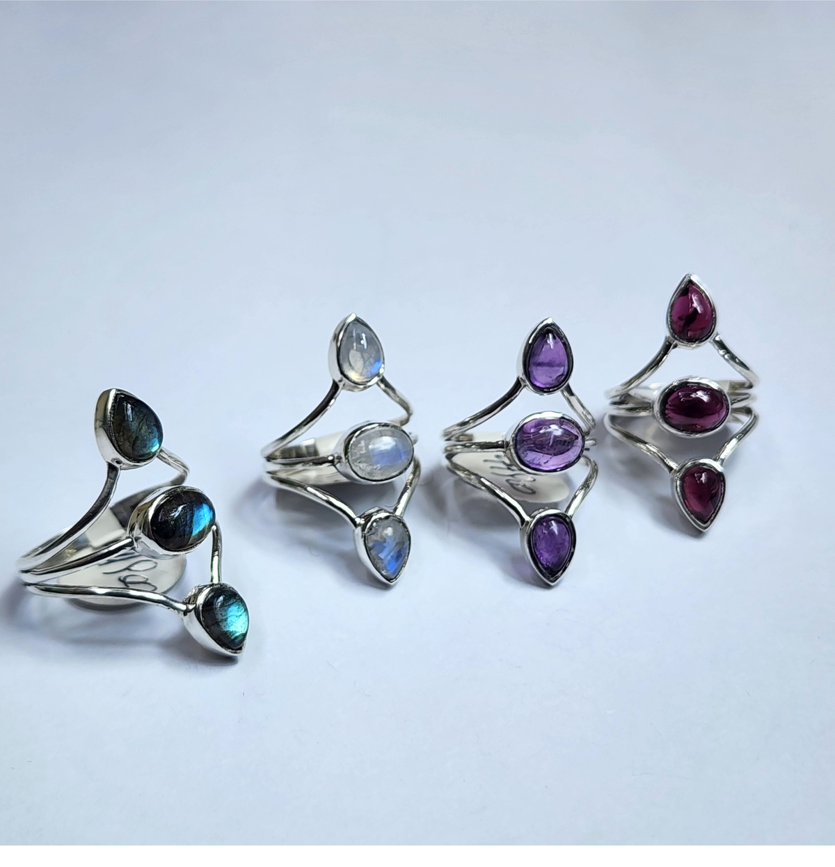 Anillo trío de piedras